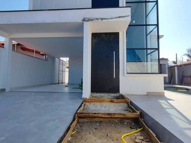 Sobrado para Venda em Caraguatatuba - 4